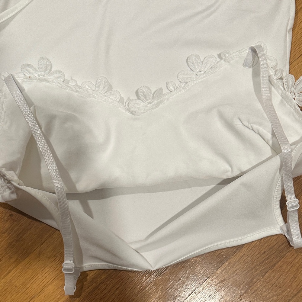 *last chance* Shein | Women’s White Floral Bodysuit - Picture 10 of 16